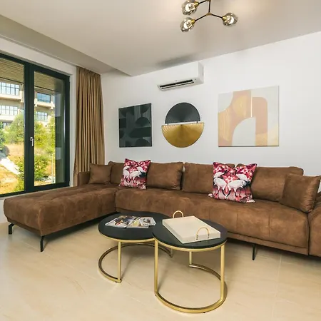 Einik Luxury Apartament *