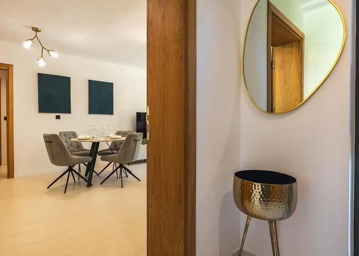 Einik Luxury Apartament *