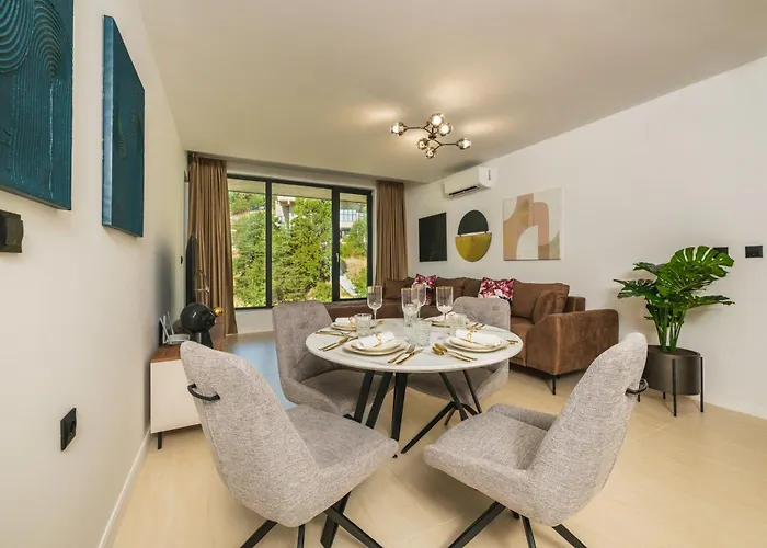 Einik Luxury Apartament *